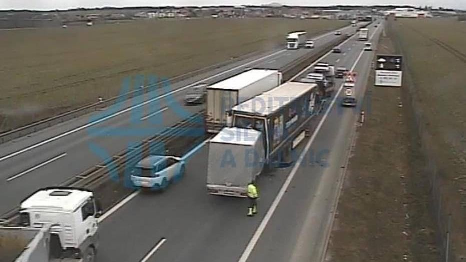 Při vážné nehodě na D8 zemřel jeden člověk, dálnice na Teplice stojí